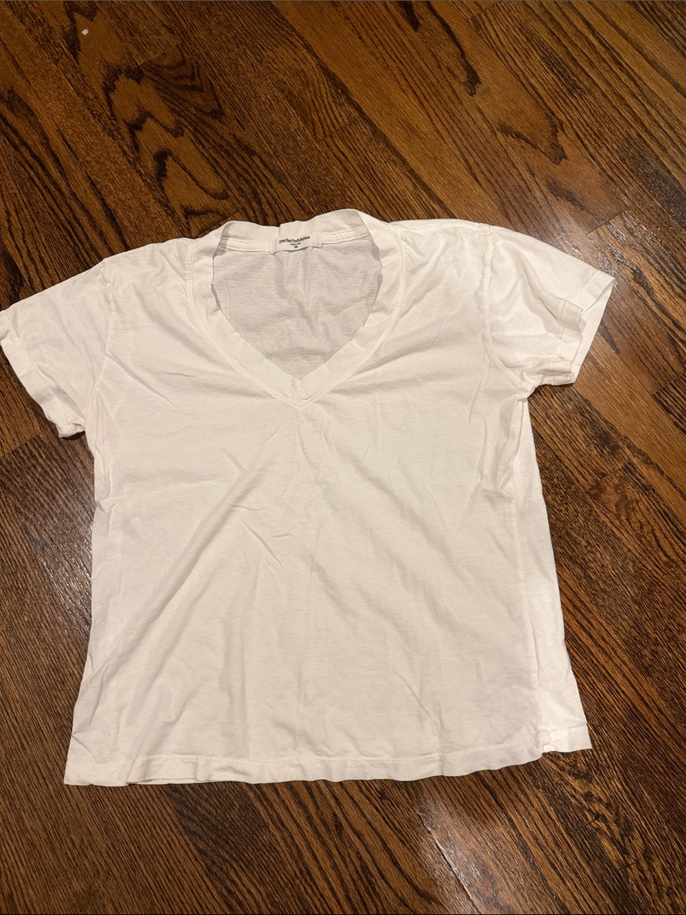 Perfectwhitetee hendrix
cotton boxy v neck tee
